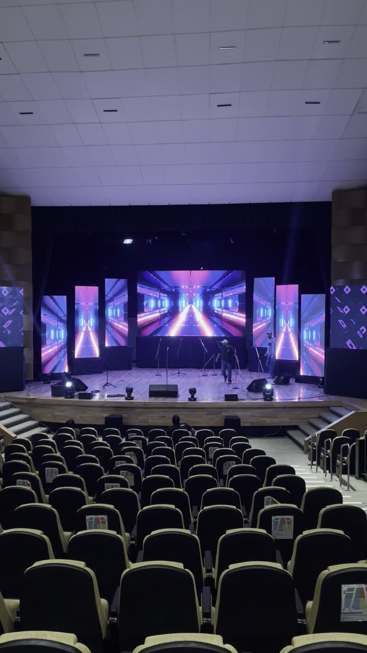 Show en auditorio, Escenario con muro LED