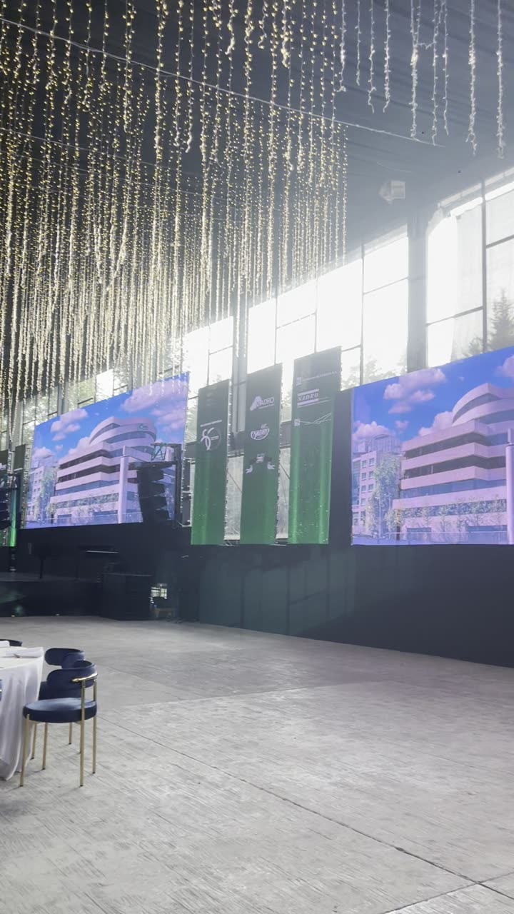 Banquete corporativo, Salón con pantallas LED