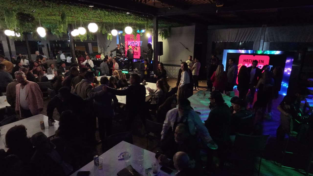 Evento en terraza, Toma con dron en interior